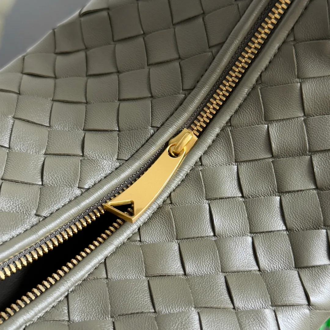 Batch 1460 cypress green ~ ready stock 🌟𝐁𝐨𝐭𝐭𝐞𝐠𝐚 𝐕𝐞𝐧𝐞𝐭𝐚 ——— jodie (medium size) The medium size is very attractive in person, and it is firm and sturdy in the hand. The first impression is that it is particularly durable👍 You can see the well-designed knot on the handle. When carrying it on the shoulder, pay attention to the knot being placed directly under the hand. In this way, it can not only fix the position of the handbag, but also prevent the handbag from slipping due to long walks. It can easily accommodate a variety of cosmetics. One word: "very easy to hold". Style number: 690225 Size: 36✖️21✖️13cm